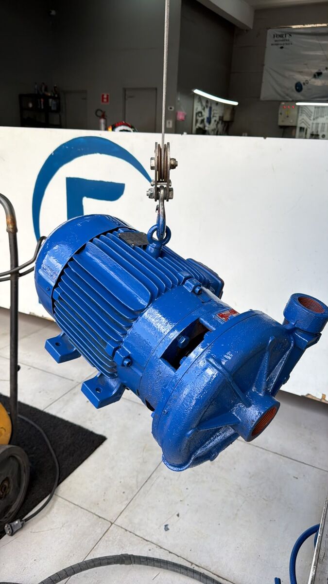 Bomba d'água azul na oficina da Fort's, com o logo ao fundo