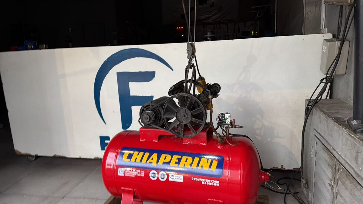 Compressor de ar vermelho na oficina