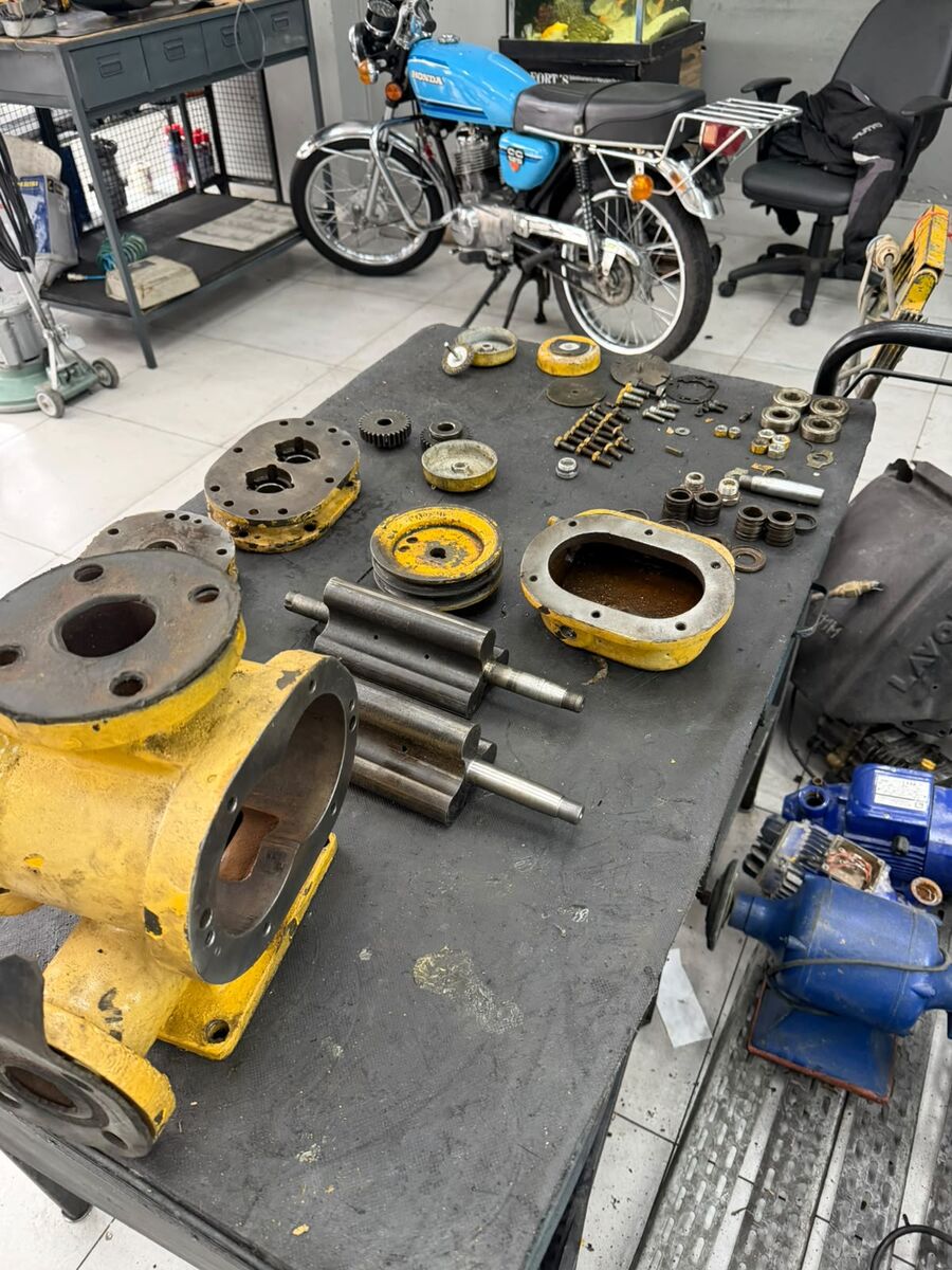 Peças de motor desmontado na bancada